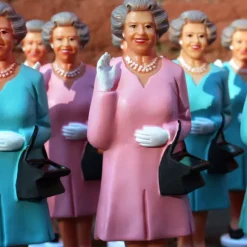 Figurine Reine Solaire - Elisabeth Ii - Rose