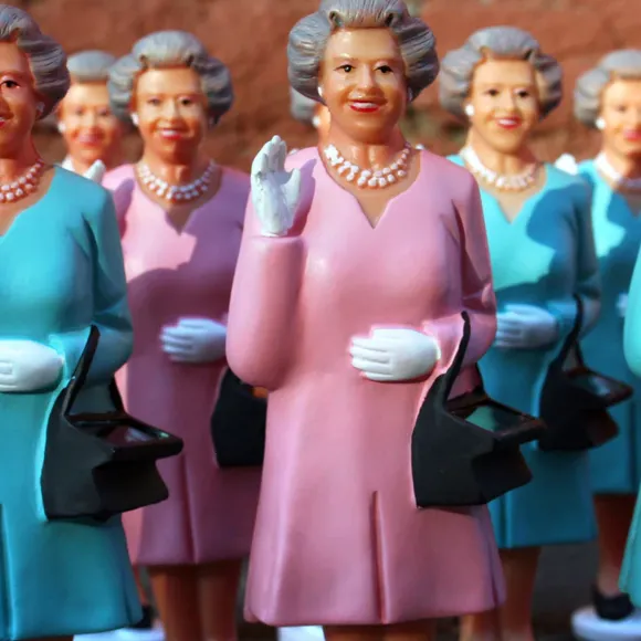 Figurine Reine Solaire - Elisabeth Ii - Rose